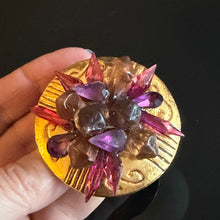 Charger l'image dans la galerie, Sublime broche en résine dorée et cristaux violets (résine) signée Kalinger
