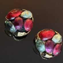 Charger l'image dans la galerie, Grosses boucles clips vintage en résine dorée avec cabochons en verre de Murano Kalinger
