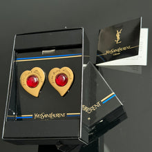 Charger l'image dans la galerie, Sublimes boucles clips coeurs YSL par Goossens avec cabochons de verre rouges
