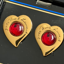 Charger l'image dans la galerie, Sublimes boucles clips coeurs YSL par Goossens avec cabochons de verre rouges
