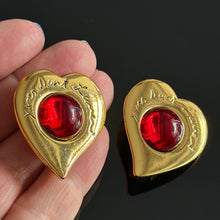 Charger l'image dans la galerie, Sublimes boucles clips coeurs YSL par Goossens avec cabochons de verre rouges
