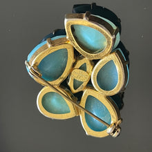 Charger l&#39;image dans la galerie, Christian Dior Germany, belle broche métal doré et cabochons de verre bleus, circa 1965
