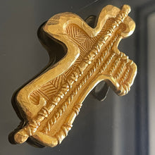 Charger l'image dans la galerie, Christian Lacroix, sublime et grande croix broche / pendentif vintage
