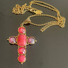 Charger l&#39;image dans la galerie, Poggi, grande croix vintage pendentif en métal doré et pierres roses
