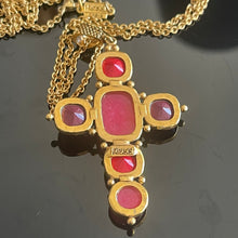 Charger l&#39;image dans la galerie, Poggi, grande croix vintage pendentif en métal doré et pierres roses
