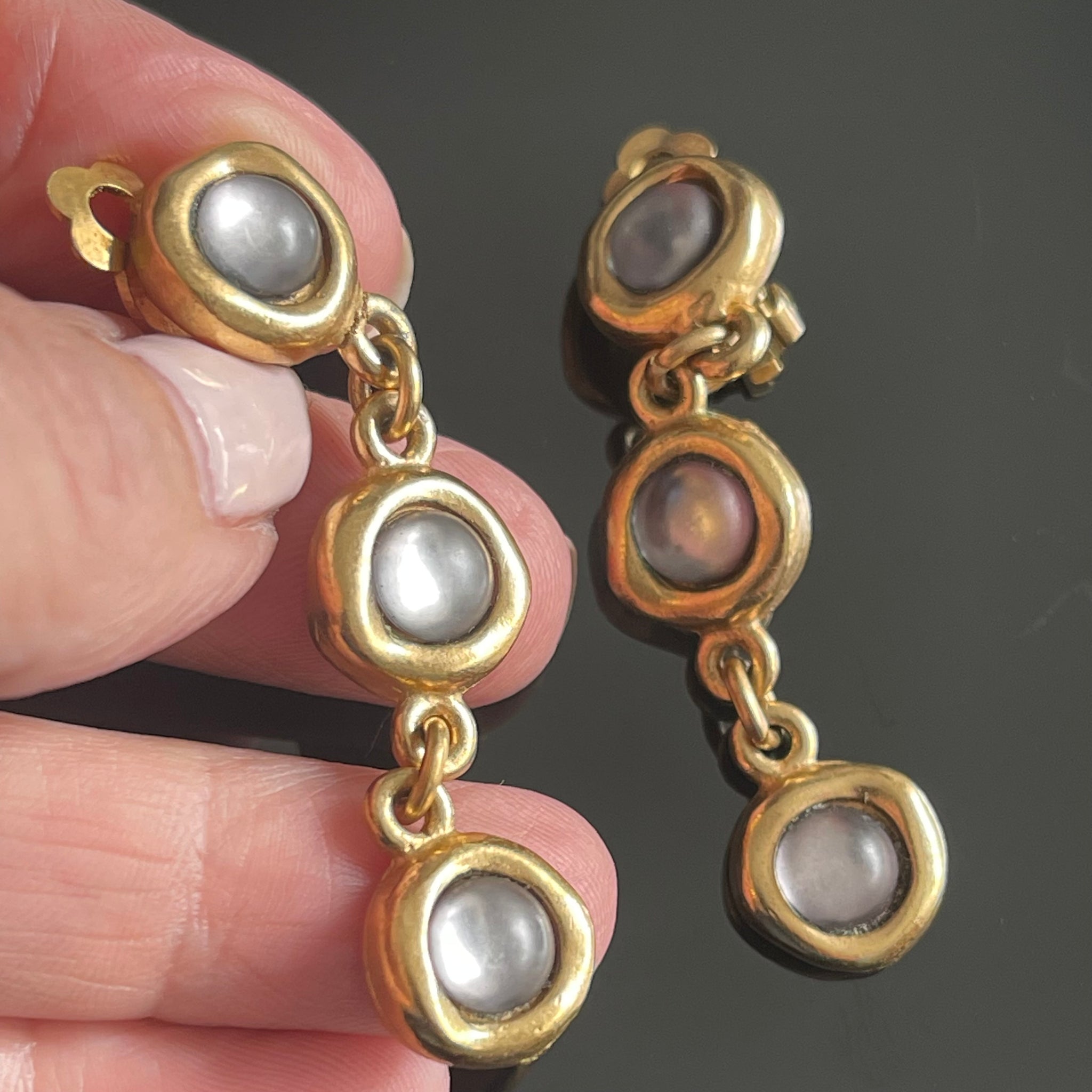 Paire De Boucles D'Oreilles Vintage BICHE DE BERE - Métal Doré à Clips - Occasion