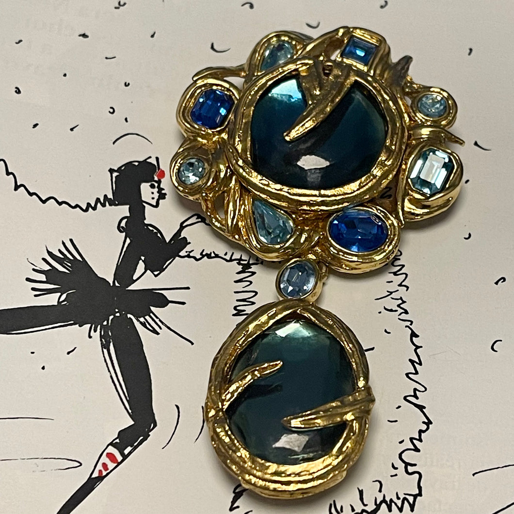 YSL par Goossens, exceptionnelle grosse broche pendentif en métal doré, résine et pierres bleues