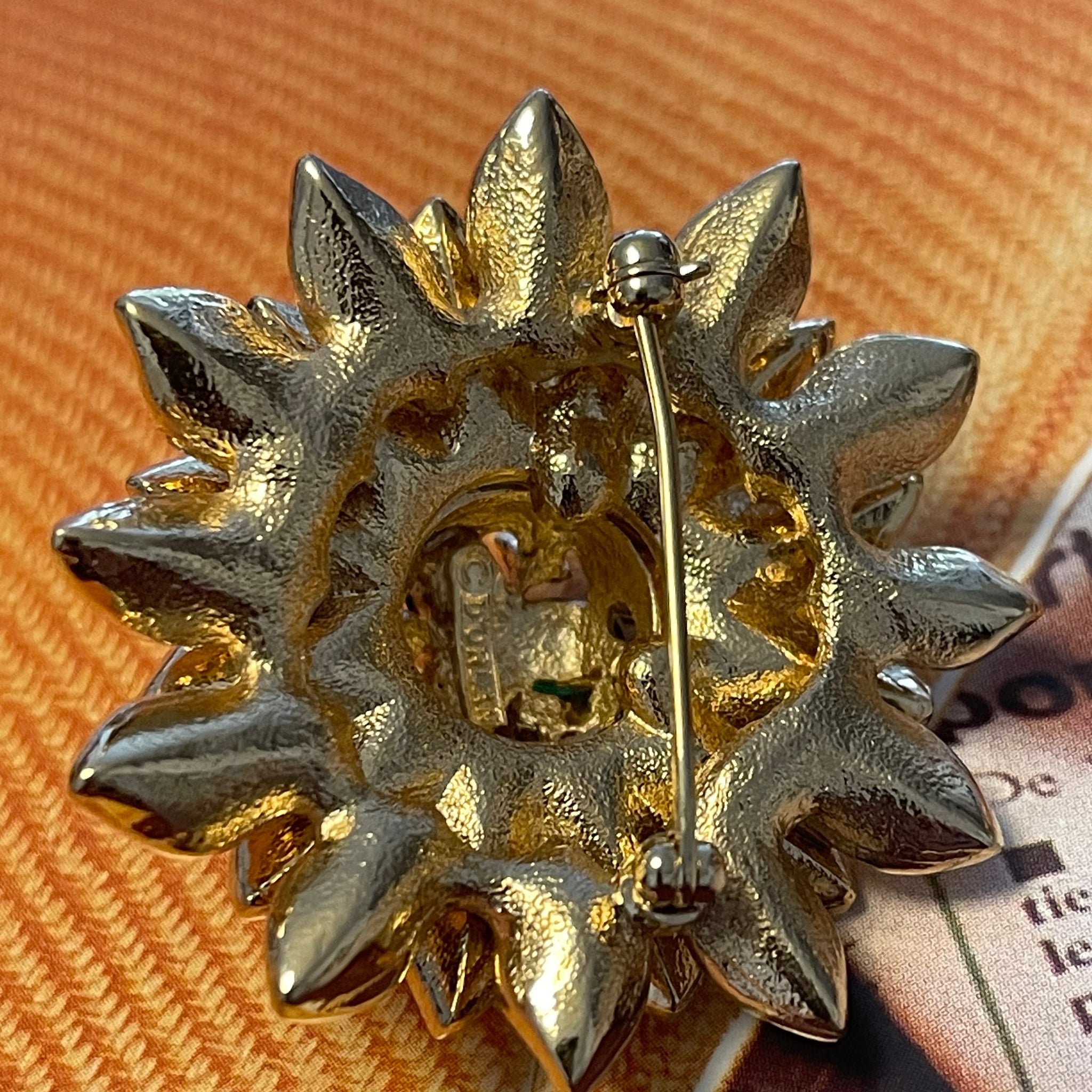 BROCHE ANCIENNE RÉTRO en métal doré, bijou vintage élégant