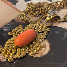 Charger l&#39;image dans la galerie, Henry, tres joli collier sautoir avec pendentif en métal doré
