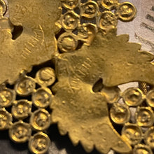 Charger l&#39;image dans la galerie, Henry, tres joli collier sautoir avec pendentif en métal doré
