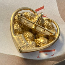 Charger l&#39;image dans la galerie, YSL par Goossens, broche pendentif cœur en métal doré

