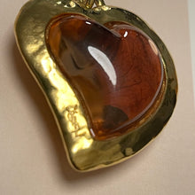 Charger l&#39;image dans la galerie, YSL, pendentif vintage cœur avec pétale de rose en inclusion
