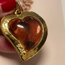 Charger l&#39;image dans la galerie, YSL, pendentif vintage cœur avec pétale de rose en inclusion
