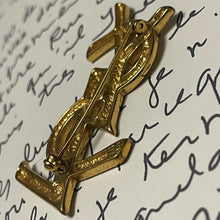 Charger l&#39;image dans la galerie, YSL, broche vintage couture logo YSL en métal doré
