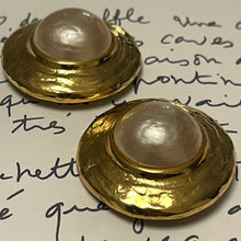 Charger l&#39;image dans la galerie, YSL, grosses boucles vintage métal doré et demi perle
