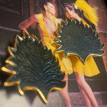 Charger l&#39;image dans la galerie, YSL, grandes boucles clips feuilles en métal doré et émaillé
