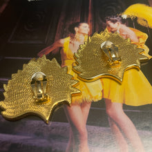 Charger l&#39;image dans la galerie, YSL, grandes boucles clips feuilles en métal doré et émaillé
