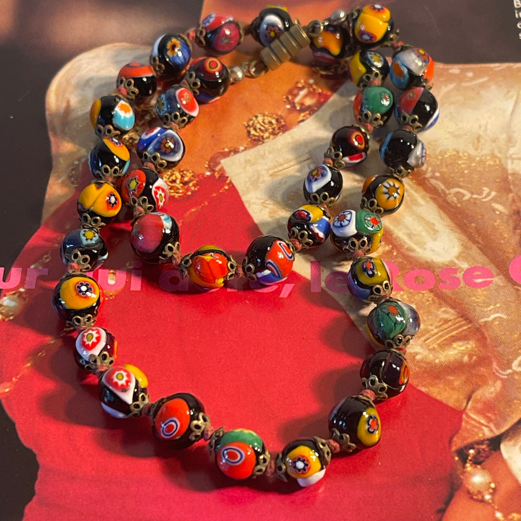 Joli collier ancien en perles de verre de Murano