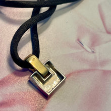 Charger l&#39;image dans la galerie, Guy Laroche, pendentif style moderniste en or 18 carats
