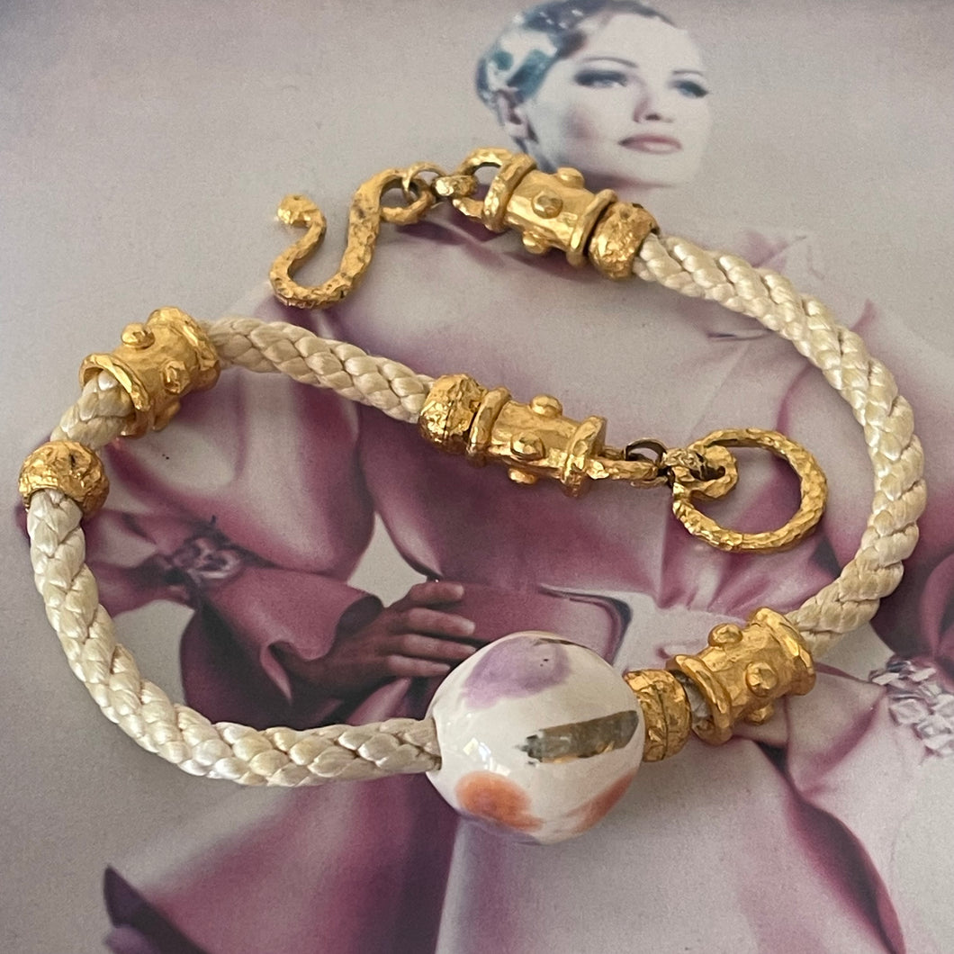 Joli collier vintage avec perles en métal doré et boule en céramique émaillée