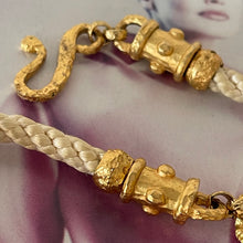 Charger l&#39;image dans la galerie, Joli collier vintage avec perles en métal doré et boule en céramique émaillée
