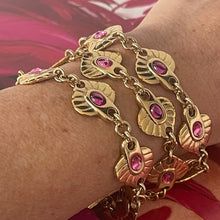 Charger l&#39;image dans la galerie, Très beau bracelet vintage en métal doré et cabochons de verre rose
