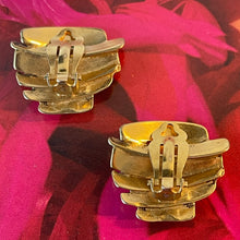 Charger l&#39;image dans la galerie, Jolies boucles clips vintage modernistes en métal doré
