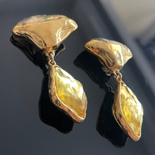Charger l&#39;image dans la galerie, YSL, sublimes boucles clips pendantes en métal doré et résine jaune
