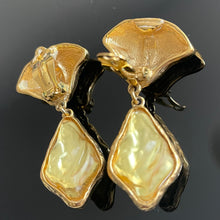Charger l&#39;image dans la galerie, YSL, sublimes boucles clips pendantes en métal doré et résine jaune
