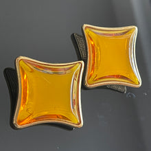 Charger l&#39;image dans la galerie, YSL, clips vintage motif carreaux en résine jaune
