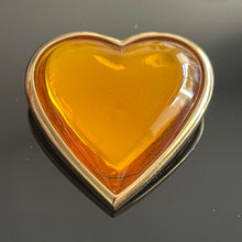 Charger l&#39;image dans la galerie, YSL, belle broche vintage cœur en résine jaune
