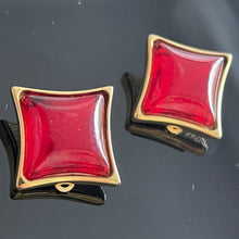 Charger l&#39;image dans la galerie, YSL, jolies boucles clips vintage carreaux en résine rouge
