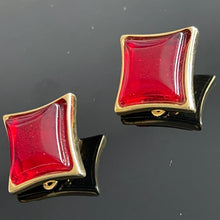Charger l&#39;image dans la galerie, YSL, jolies boucles clips vintage carreaux en résine rouge
