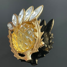 Charger l&#39;image dans la galerie, YSL, très belle broche pendentif ananas en métal doré et résine jaune
