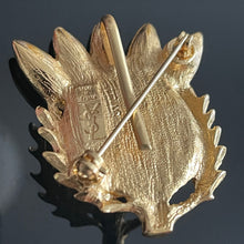 Charger l&#39;image dans la galerie, YSL, très belle broche pendentif ananas en métal doré et résine jaune
