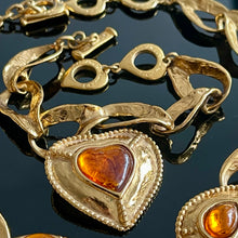 Charger l&#39;image dans la galerie, YSL, parure vintage en métal doré et résine ambrée motifs coeurs
