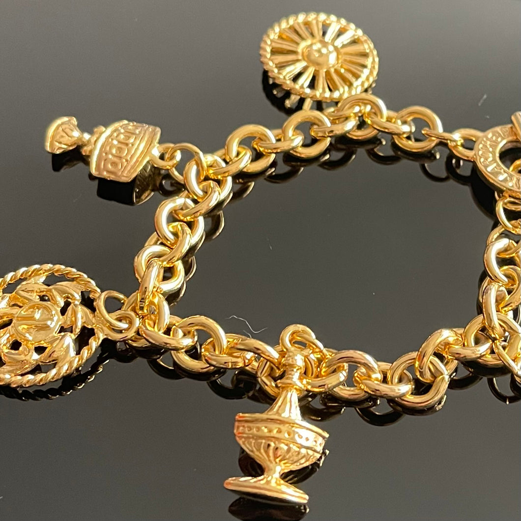 Guy Laroche, joli bracelet en métal doré à breloques