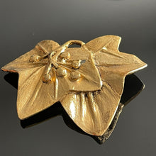 Charger l&#39;image dans la galerie, Céline T.Saxe, grande broche vintage feuille en métal doré

