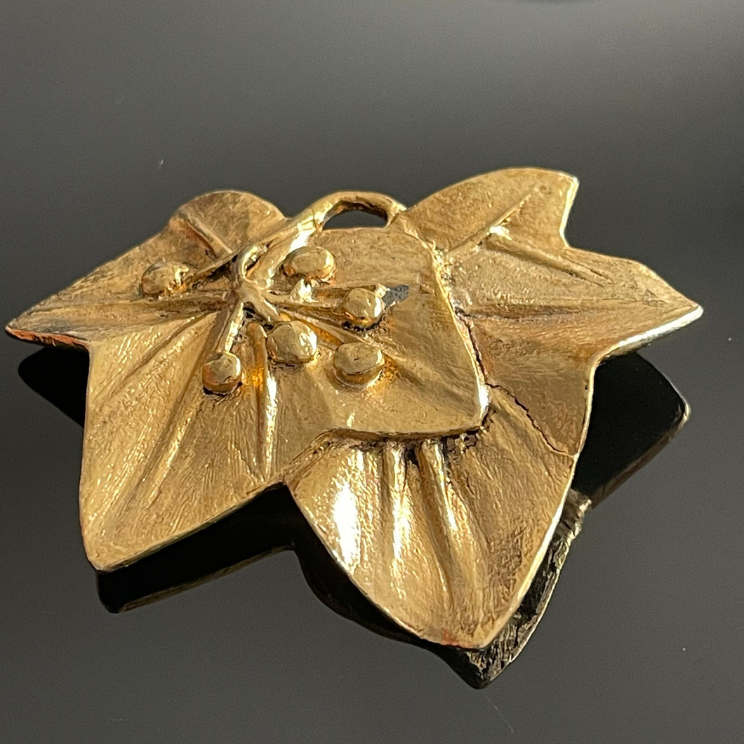Céline T.Saxe, grande broche vintage feuille en métal doré