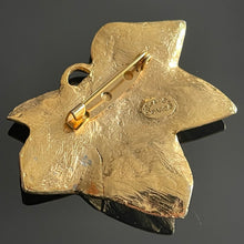 Charger l&#39;image dans la galerie, Céline T.Saxe, grande broche vintage feuille en métal doré
