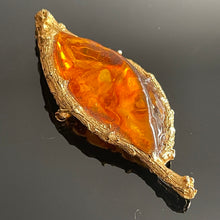 Charger l&#39;image dans la galerie, L’or du soir, rare et grande broche vintage couture en métal doré et résine couleur ambre
