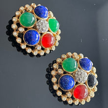 Charger l&#39;image dans la galerie, Les Bernard, belles boucles clips vintage couture avec cabochons de verre de couleur

