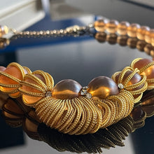 Charger l&#39;image dans la galerie, Christian Dior, rare collier vintage en lucite et métal doré, années 70
