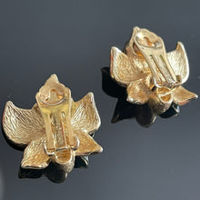 Charger l&#39;image dans la galerie, Christian Dior, belles boucles clips fleurs en métal doré et émail
