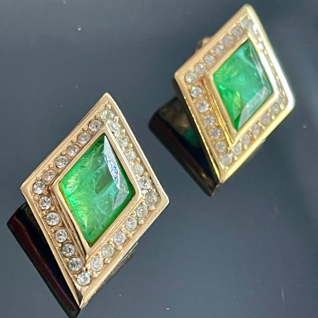Ch.Dior, très belles boucles clips losanges en métal doré et pierres vertes (verre Gripoix)