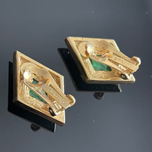 Charger l&#39;image dans la galerie, Ch.Dior, très belles boucles clips losanges en métal doré et pierres vertes (verre Gripoix)

