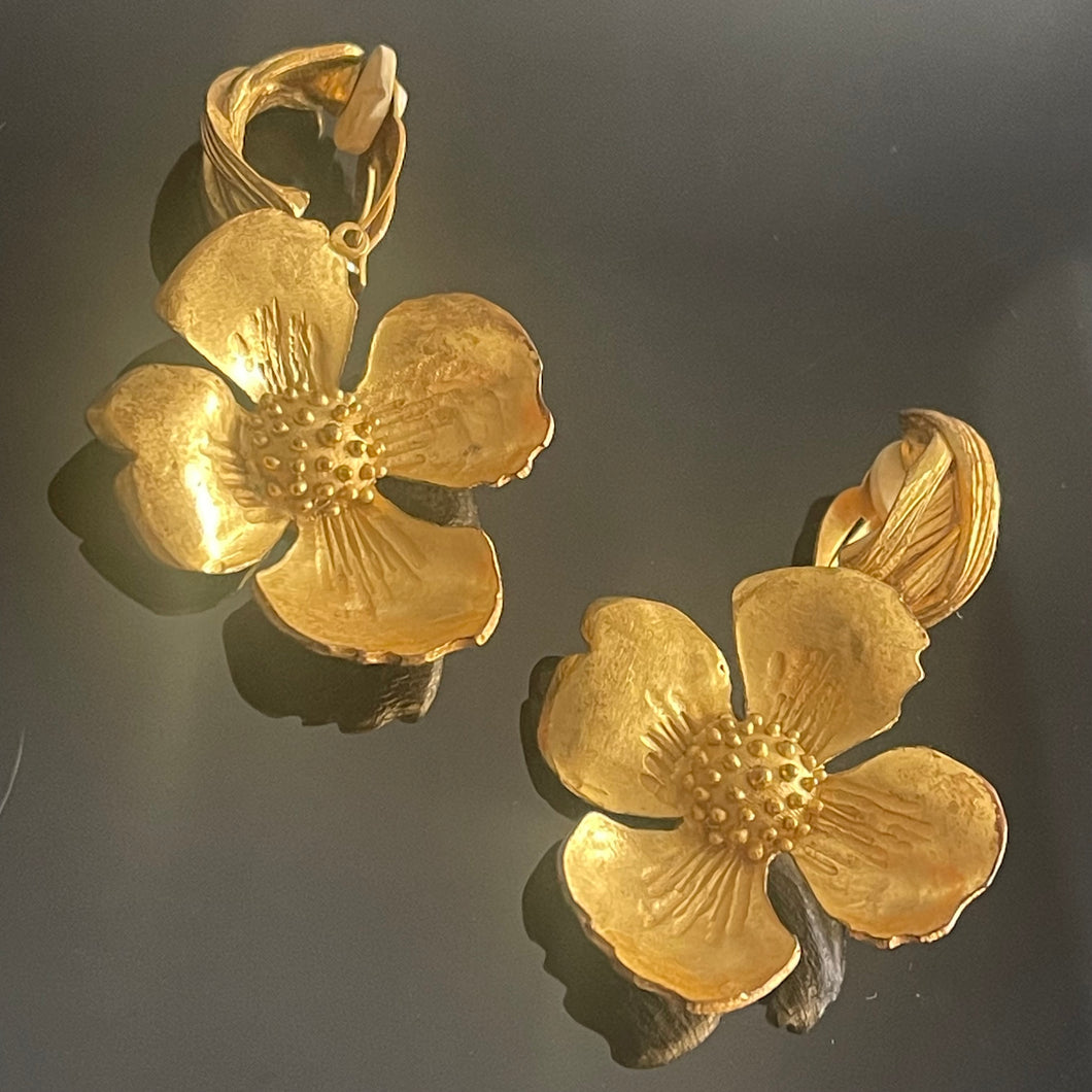 Antigona, belles boucles clips fleurs pendantes en métal doré