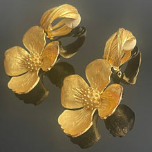 Charger l&#39;image dans la galerie, Antigona, belles boucles clips fleurs pendantes en métal doré
