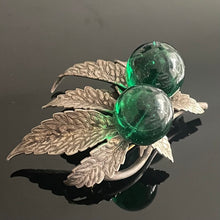 Charger l&#39;image dans la galerie, Belle broche ancienne métal argenté et grosses perles de verre vertes
