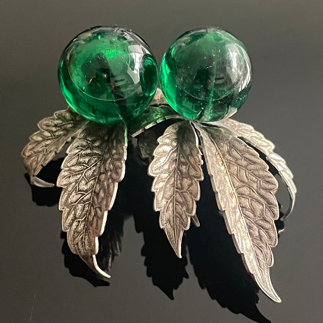 Belle broche ancienne métal argenté et grosses perles de verre vertes